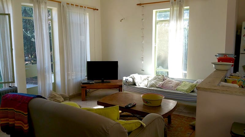 הסלון בבית משק למכירה במושב בעמק חפר - חוה חן - תיווך נדלן - הבתים של חוה
