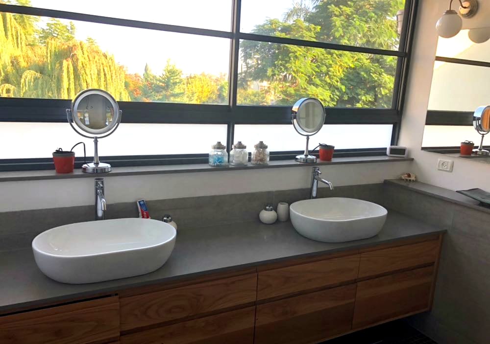 מקלחת עם שני כיורים בבית למכירה בקדימה