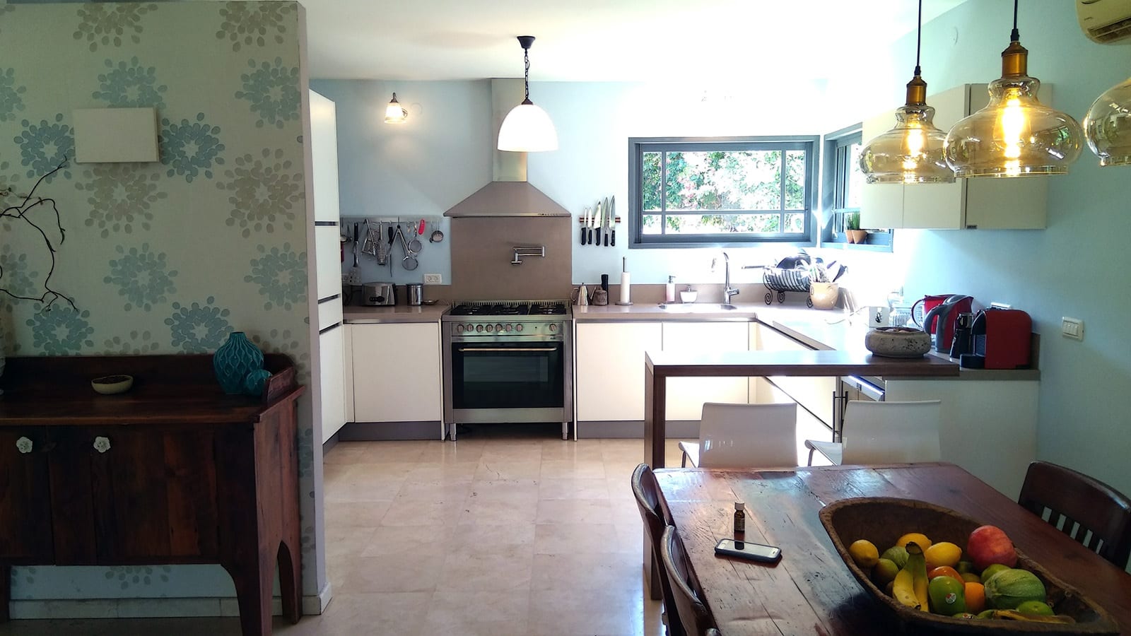 המטבח עם התנור והמאדה בבית על חצי דונם בקדימה בכפר